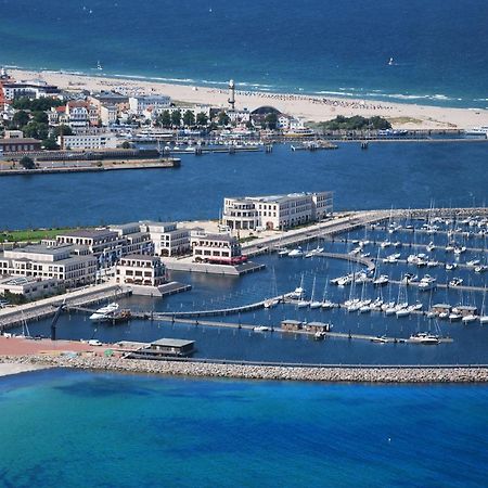 Yachthafenresidenz Hohe Duene Hotel Росток Екстериор снимка Marina del Rey