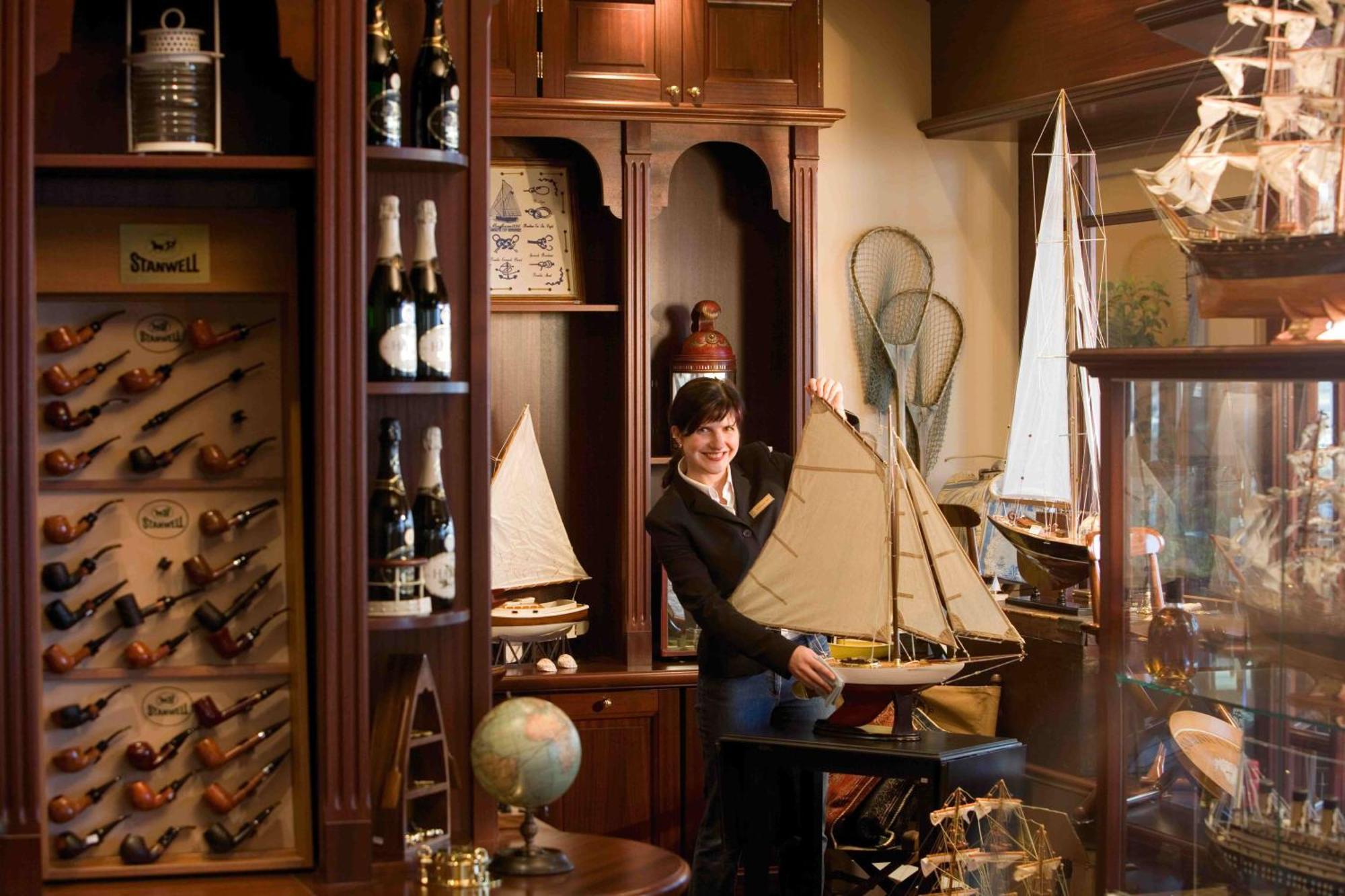 Yachthafenresidenz Hohe Duene Hotel Росток Екстериор снимка A model ship in a shop in Saint Petersburg, Russia