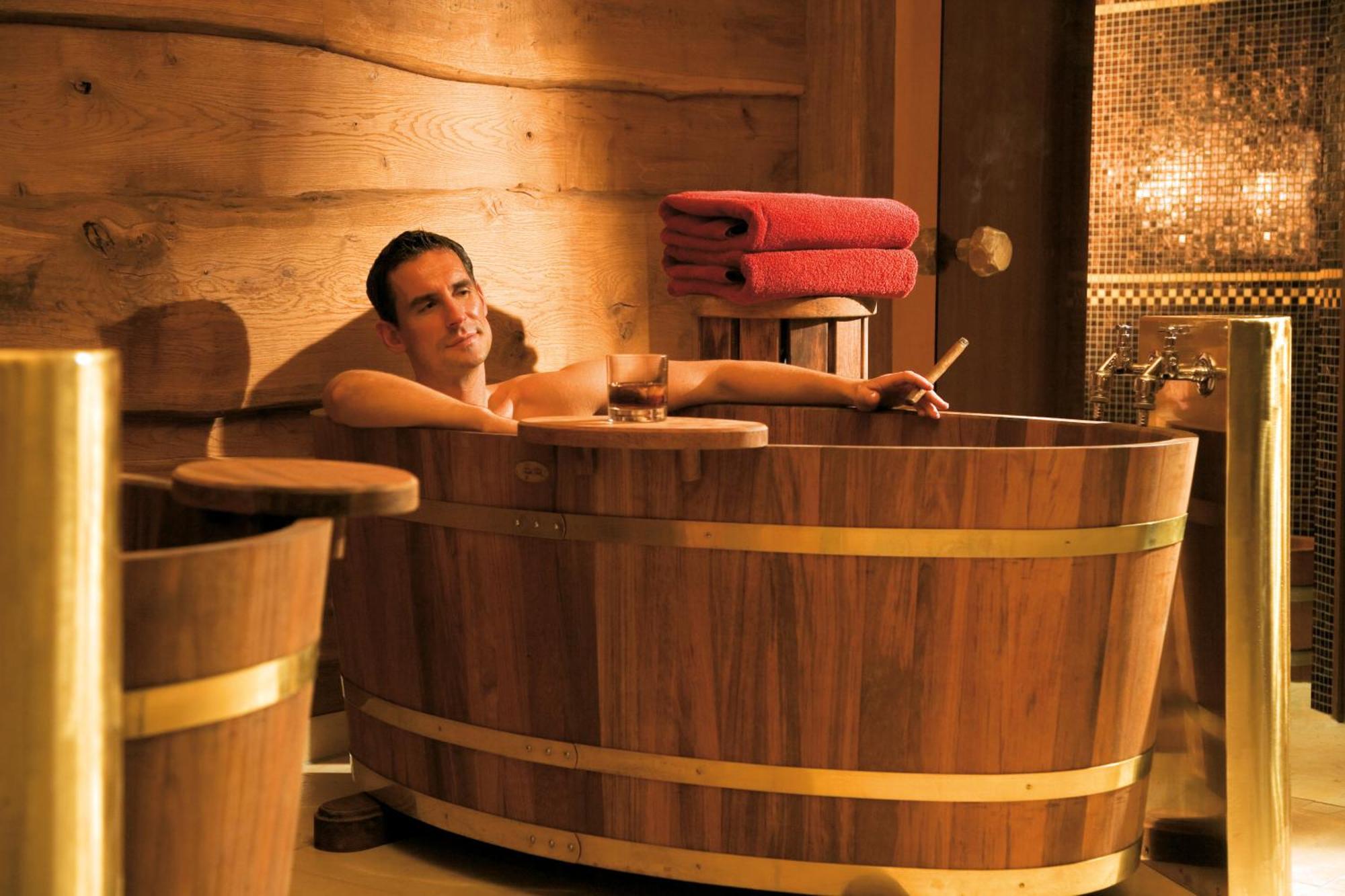 Yachthafenresidenz Hohe Duene Hotel Росток Екстериор снимка A man in a barrel sauna