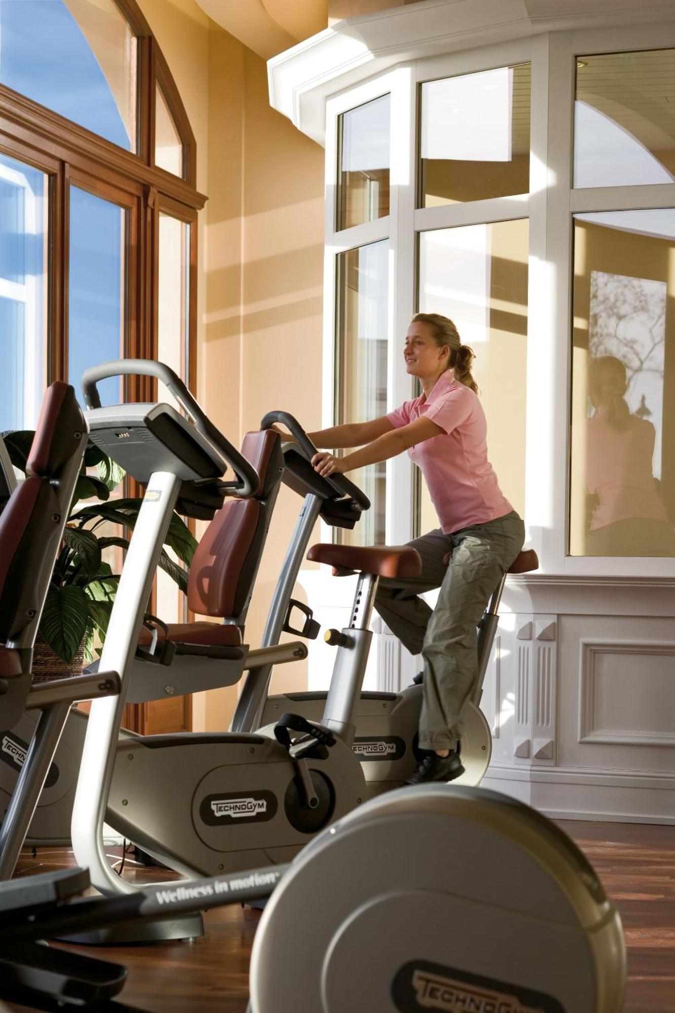 Yachthafenresidenz Hohe Duene Hotel Росток Екстериор снимка A woman on a treadmill