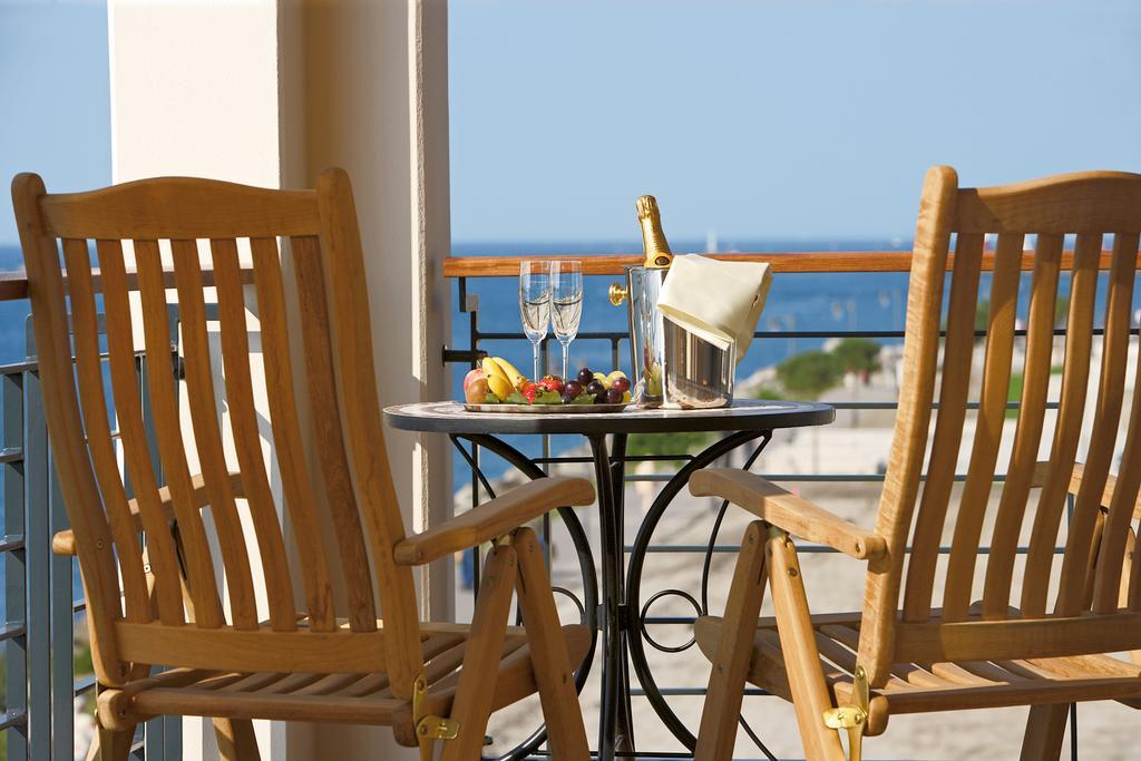 Yachthafenresidenz Hohe Duene Hotel Росток Стая снимка A balcony