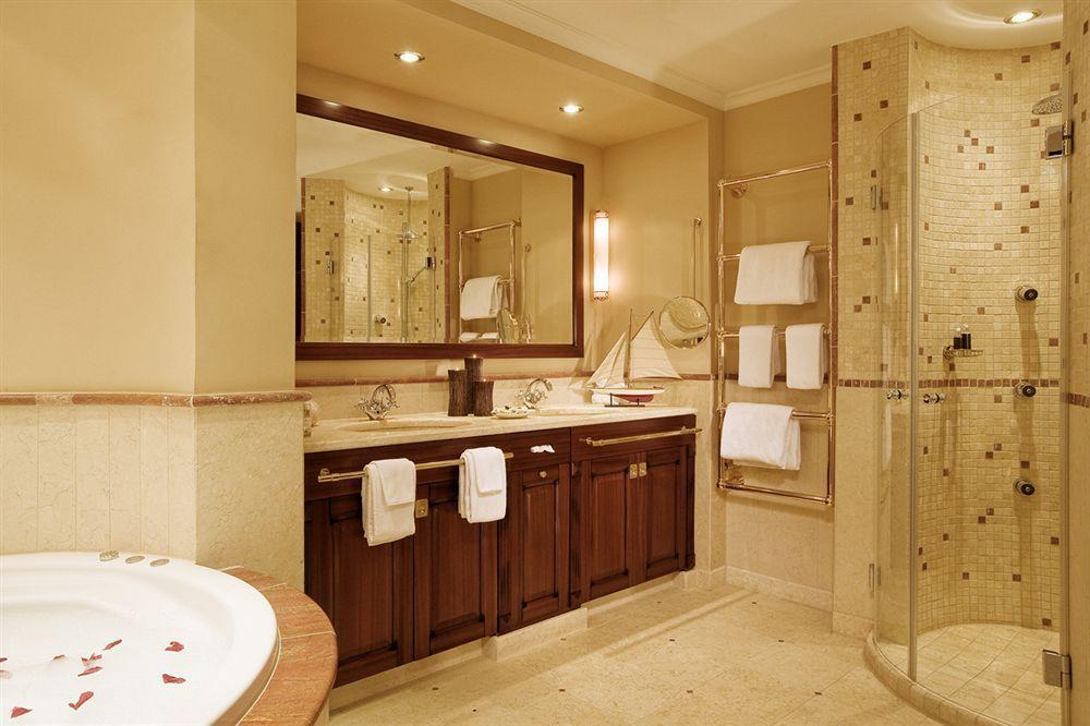 Yachthafenresidenz Hohe Duene Hotel Росток Екстериор снимка A bathroom