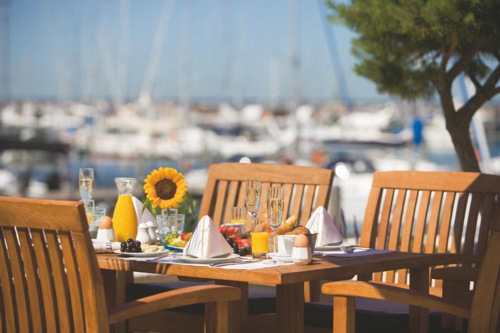 Yachthafenresidenz Hohe Duene Hotel Росток Екстериор снимка The Marina