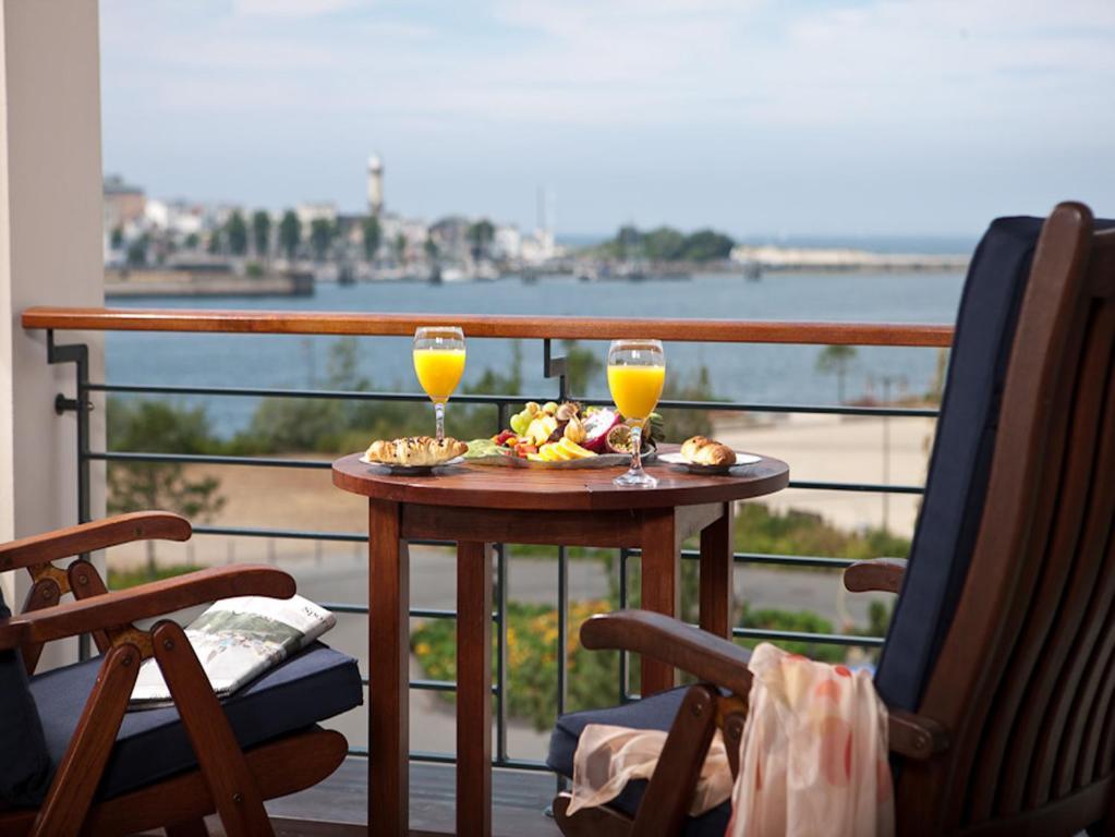 Yachthafenresidenz Hohe Duene Hotel Росток Стая снимка A balcony