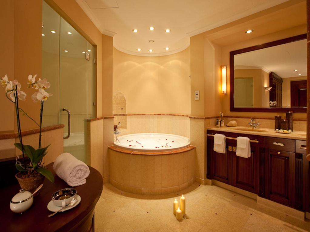 Yachthafenresidenz Hohe Duene Hotel Росток Стая снимка A bathroom in a hotel