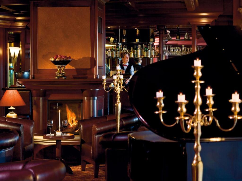 Yachthafenresidenz Hohe Duene Hotel Росток Екстериор снимка The bar at the St. Regis