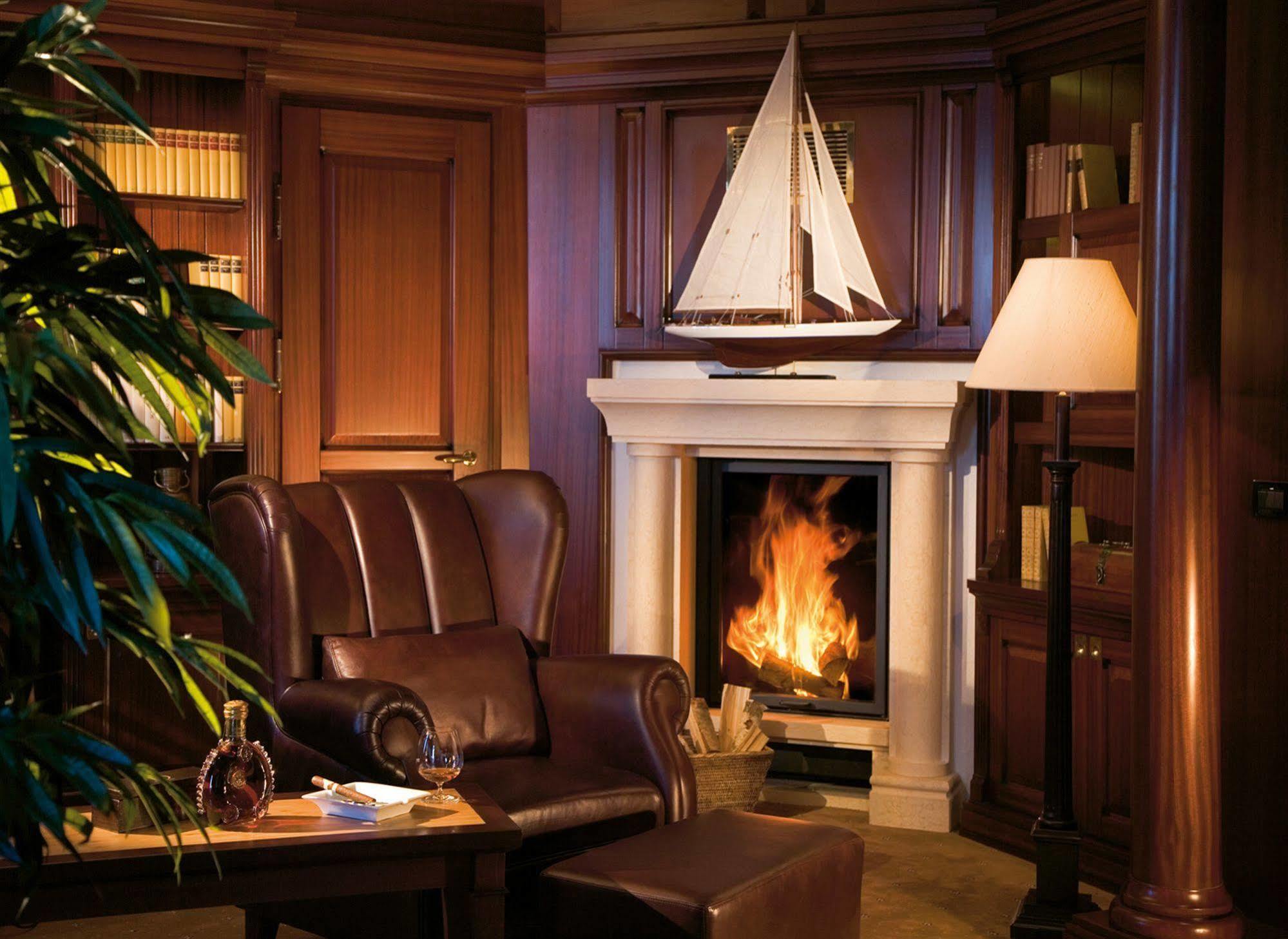 Yachthafenresidenz Hohe Duene Hotel Росток Екстериор снимка A fireplace in a home