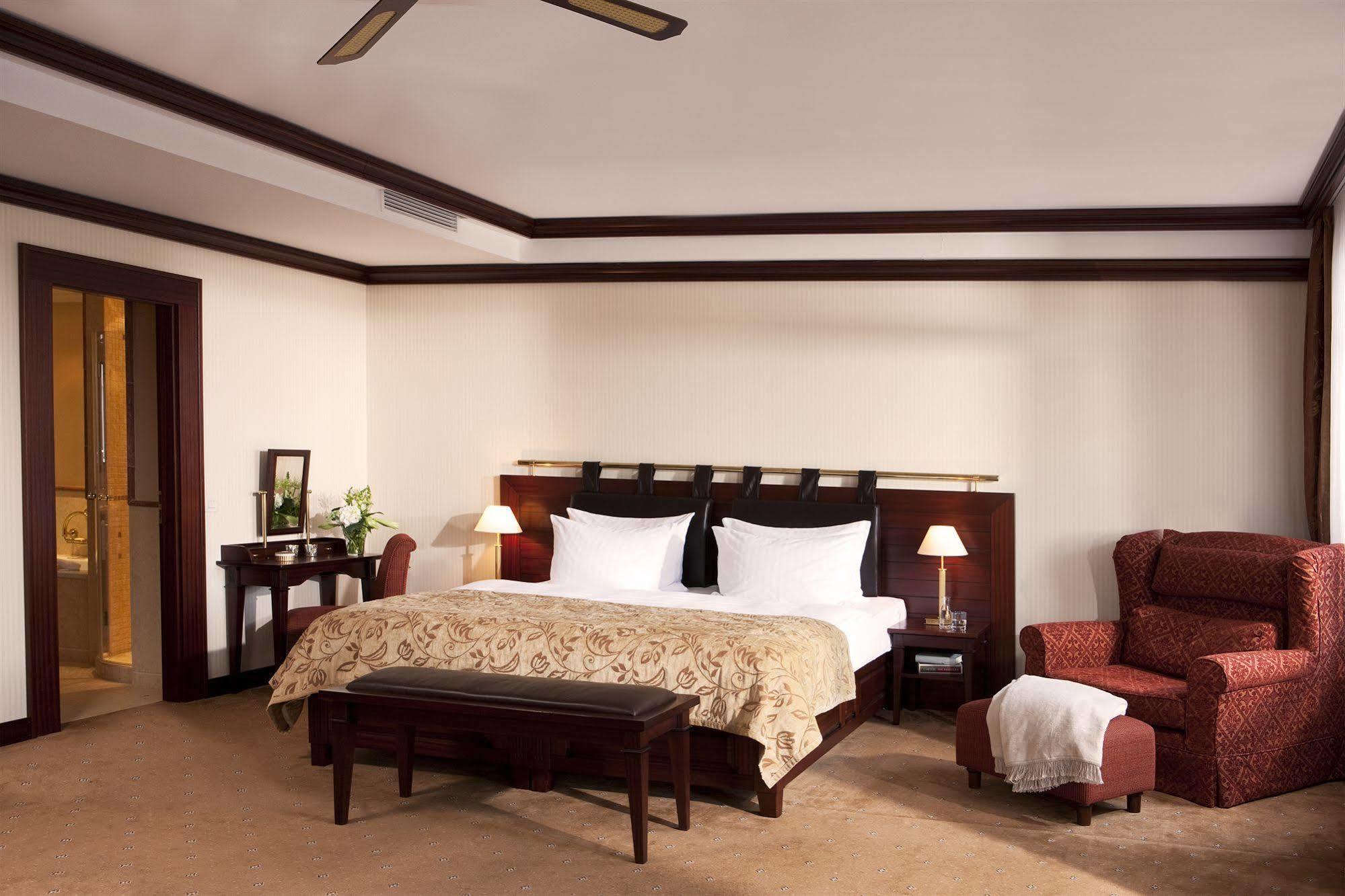 Yachthafenresidenz Hohe Duene Hotel Росток Екстериор снимка