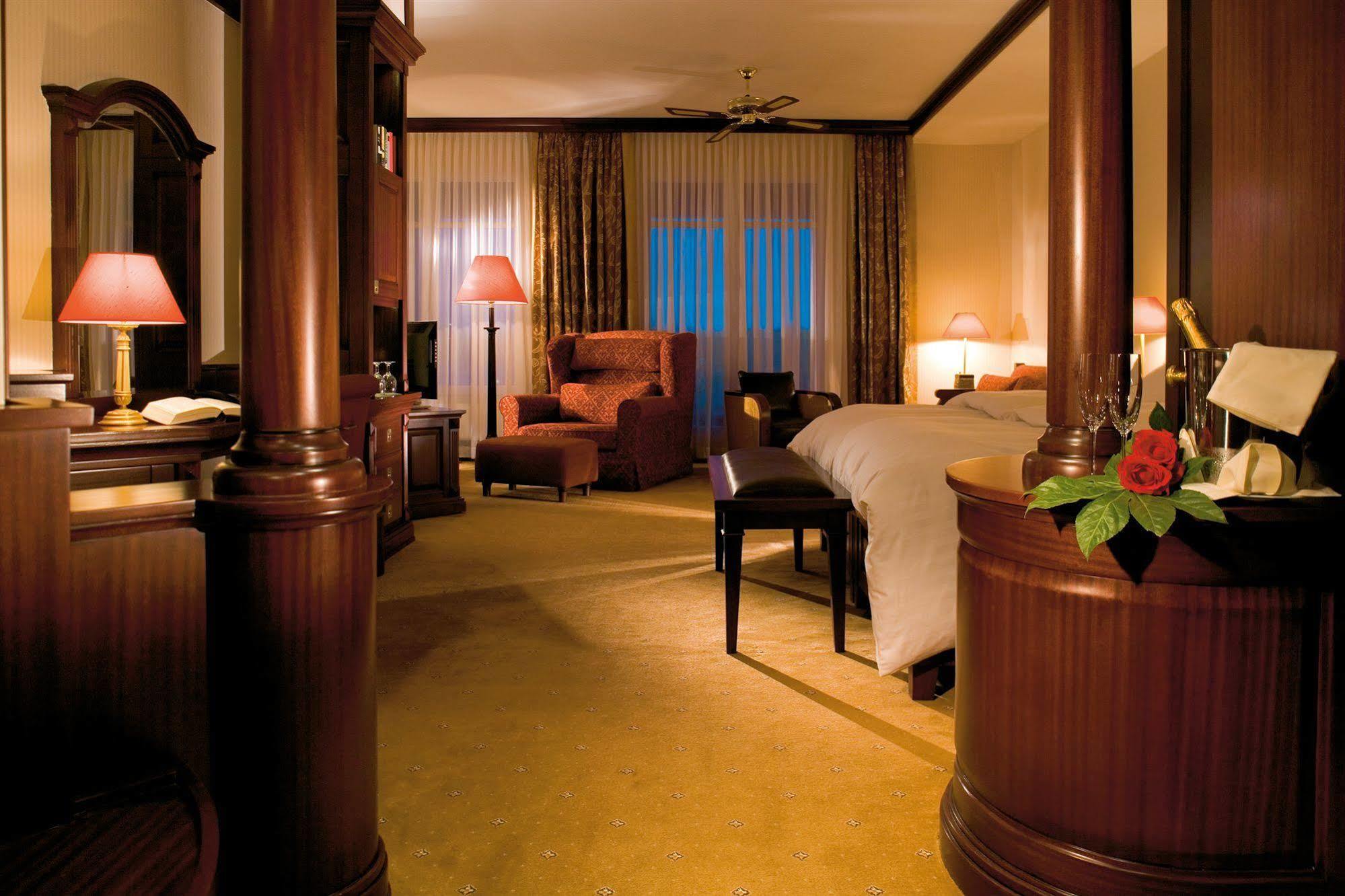 Yachthafenresidenz Hohe Duene Hotel Росток Екстериор снимка A suite at the Grand Hotel