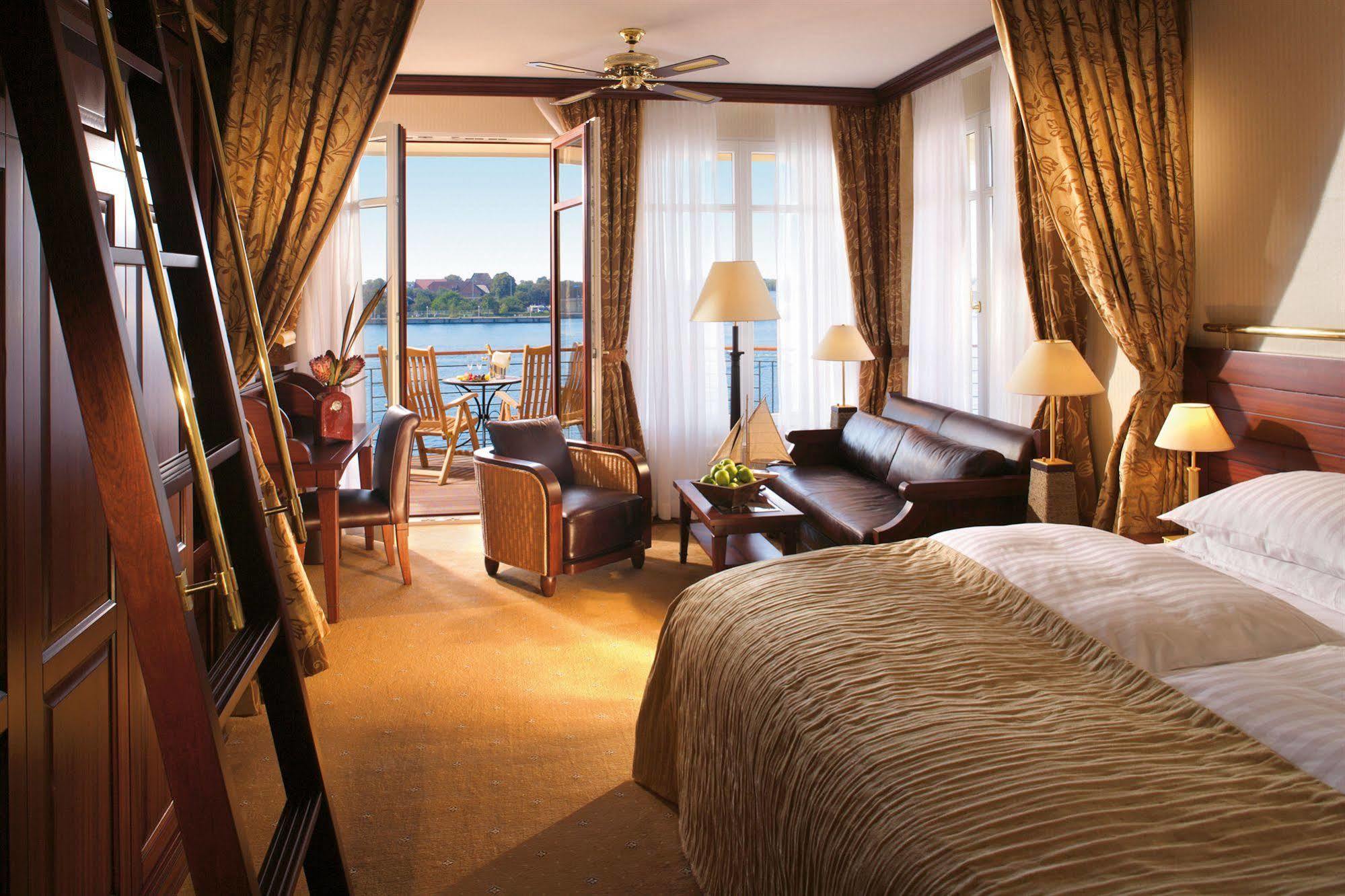 Yachthafenresidenz Hohe Duene Hotel Росток Екстериор снимка Suite
