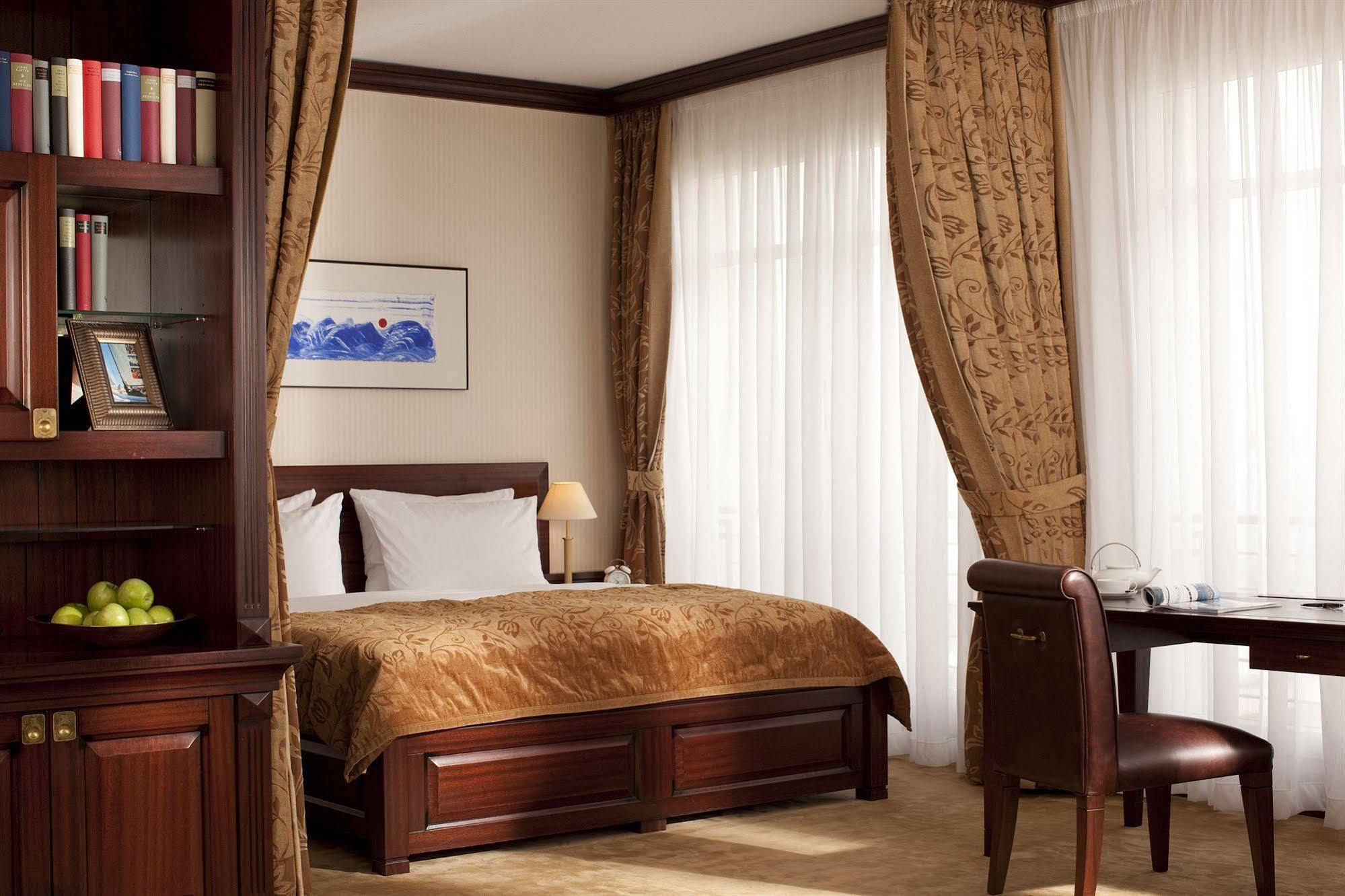 Yachthafenresidenz Hohe Duene Hotel Росток Екстериор снимка