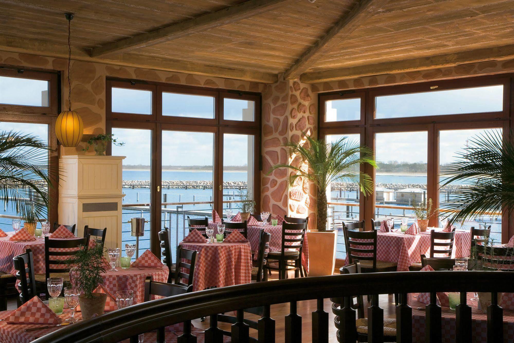 Yachthafenresidenz Hohe Duene Hotel Росток Екстериор снимка Restaurant