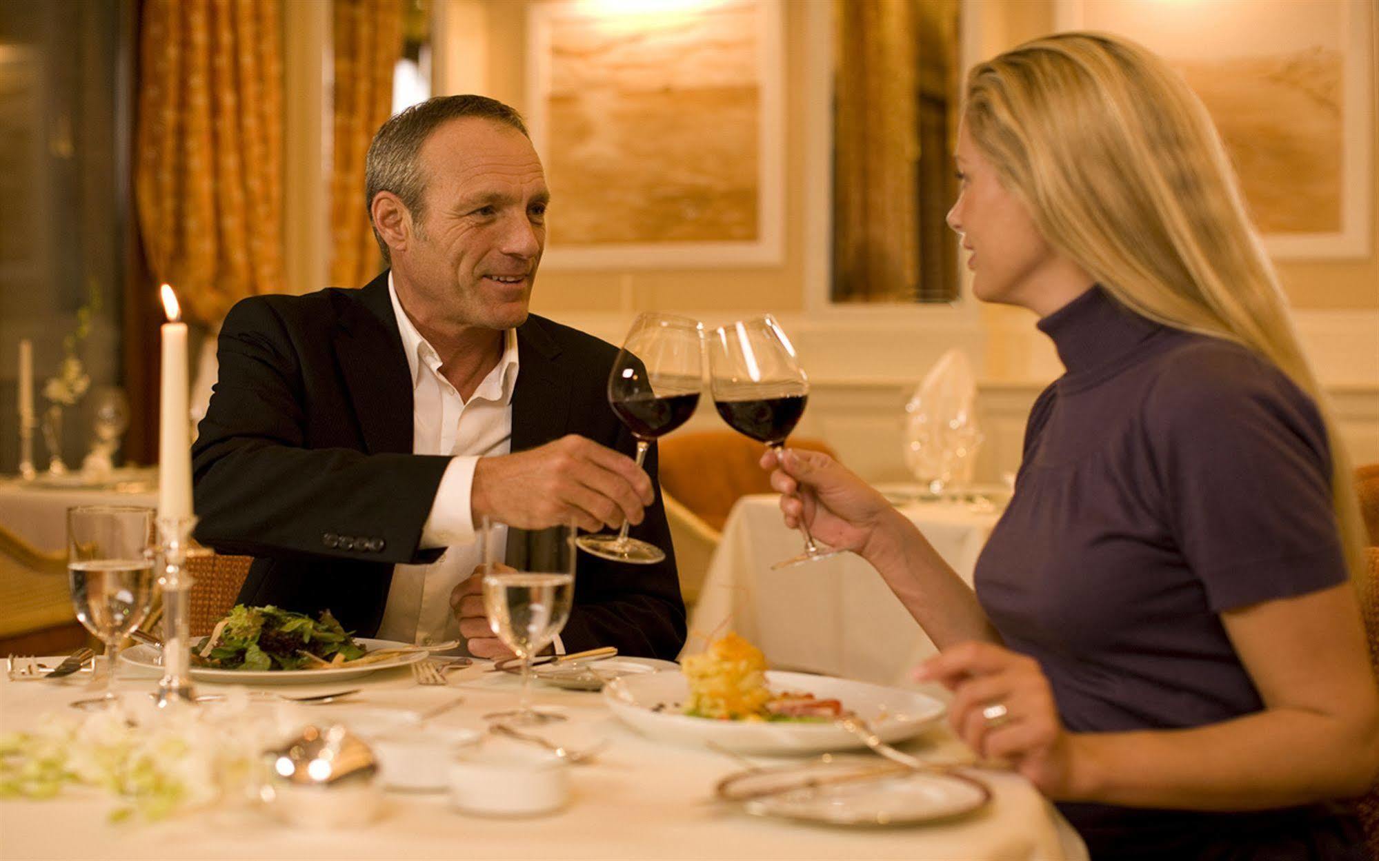 Yachthafenresidenz Hohe Duene Hotel Росток Екстериор снимка A couple dining together
