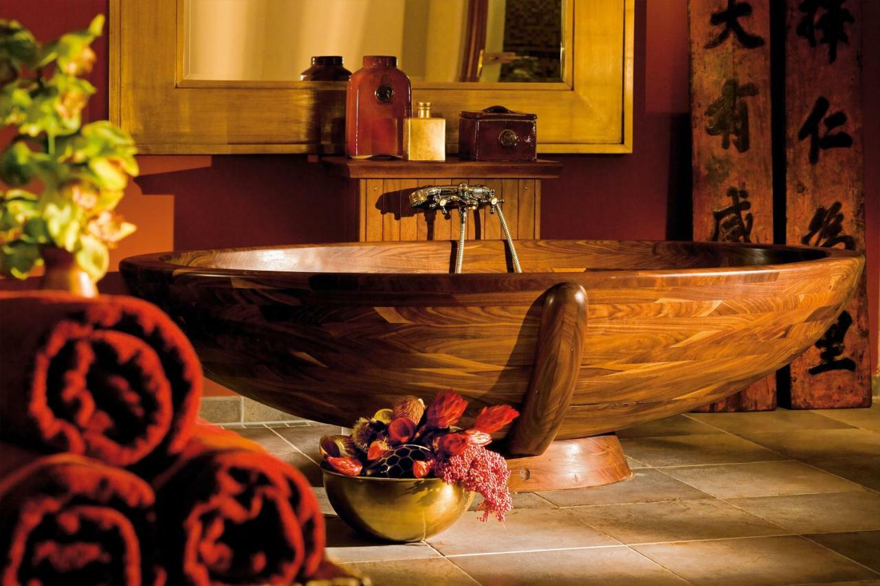 Yachthafenresidenz Hohe Duene Hotel Росток Екстериор снимка A freestanding bathtub